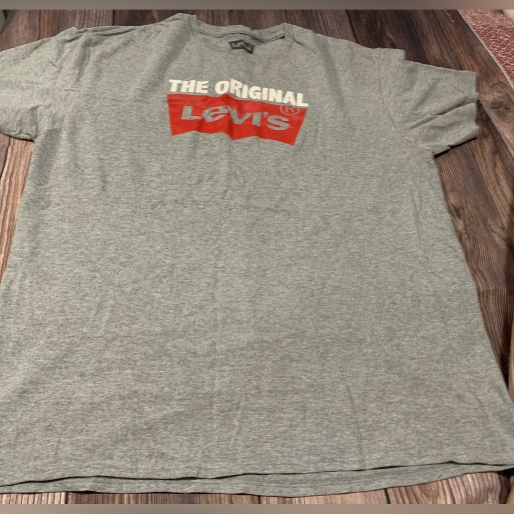 Levi’s tshirt